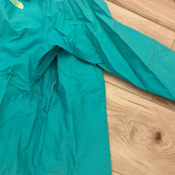 The North Face Women's Aqua Hooded Rain Jacket - Picture 8 of 9